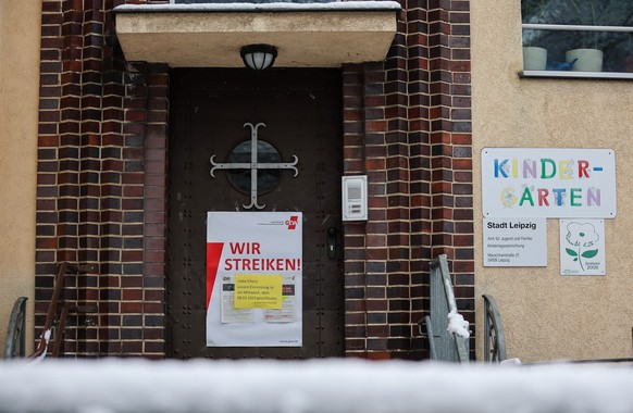 08.03.2023, Sachsen, Leipzig: Ein Streikplakat weist an einem geschlossenen Kindergarten auf die heute stattfindenden Warnstreiks hin. Die Warnstreiks im öffentlichen Dienst sollen in Sachsen ausgewei ...