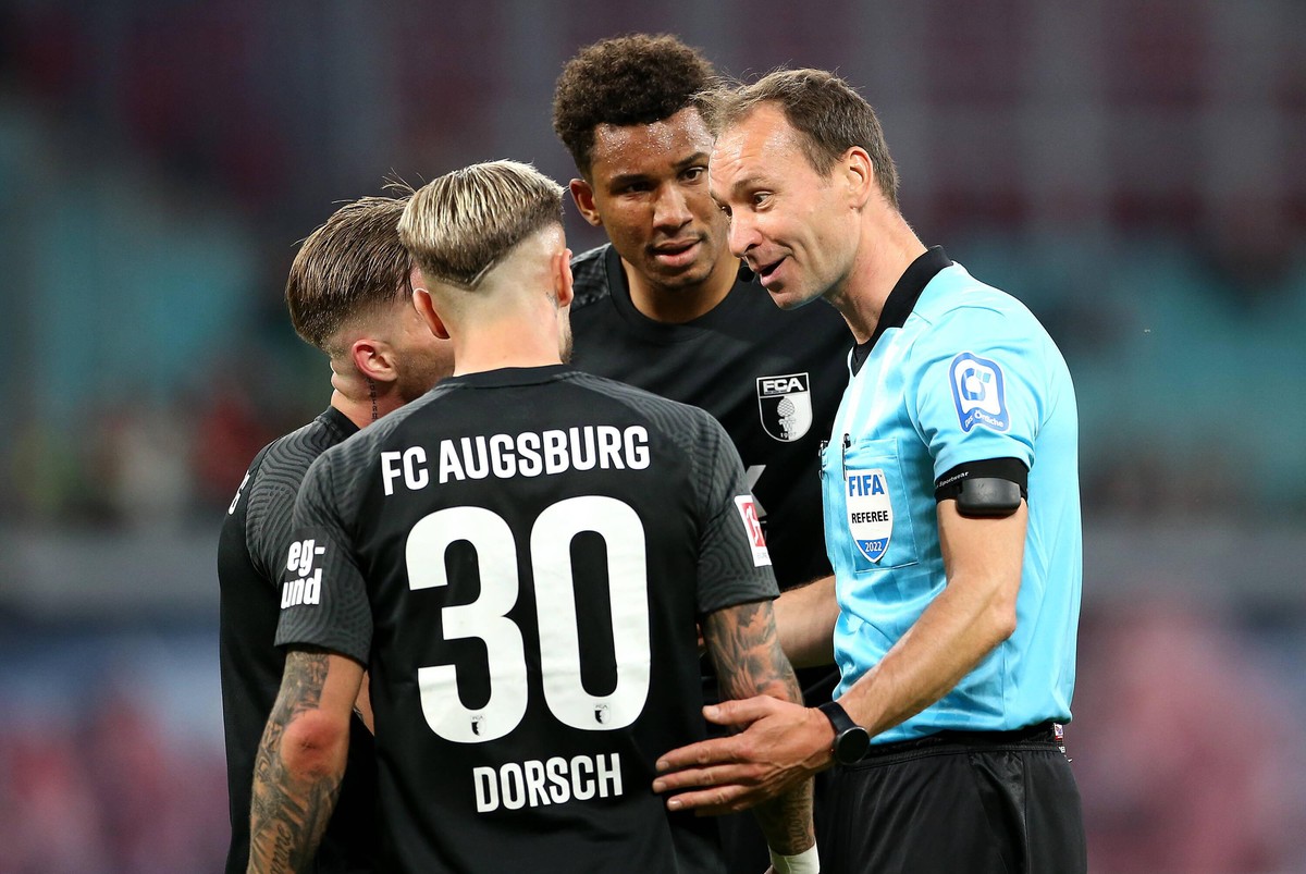 08.05.2022, Fussball 1. Bundesliga 2021/2022, 33. Spieltag, RB Leipzig - FC Augsburg, in der Red Bull Arena Leipzig. L-R Mads Pedersen FC Augsburg, Niklas Dorsch FC Augsburg und Ohis Felix Uduokhai FC ...
