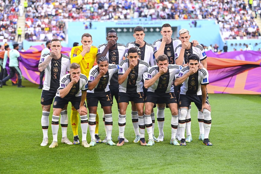 FUSSBALL WM 2022 VORRUNDE GRUPPE C Deutschland - Japan 23.11.2022 Binden-Skandal, Kampagne One Love Das deutsche Team haelt sich aus Protest beim Teamfoto den Mund zu: David Raum, Torwart Manuel Neuer ...