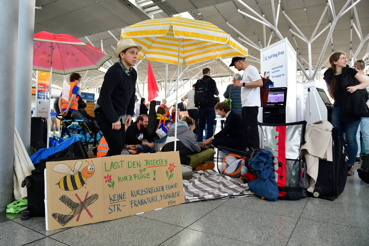18.5.2024 Letzte Generation Protest in Stuttgart Aktivisten der Klimaschutzgruppe Letzte Generation demonstreiren im Stuttgarter Flughafen gegen Kurzstreckenfll�ge und Privatfl�ge. Stuttgart Flughafen ...