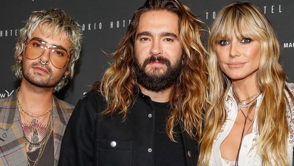 ARCHIV - 24.09.2020, Berlin: Bill Kaulitz, Tom Kaulitz und Heidi Klum kommen zu einer Veranstaltung rund um die Band Tokio Hotel in Berlin. (zu dpa: ««Keine Tränen mehr»: Kaulitz-Brüder und Klum traue ...