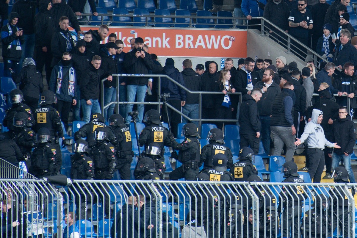 24.02.2024, Niedersachsen, Braunschweig: Fußball: 2. Bundesliga, Eintracht Braunschweig - Hertha BSC, 23. Spieltag, Eintracht-Stadion. Einsatzkräfte der Polizei sind nach dem Schlusspfiff auf der Trib ...