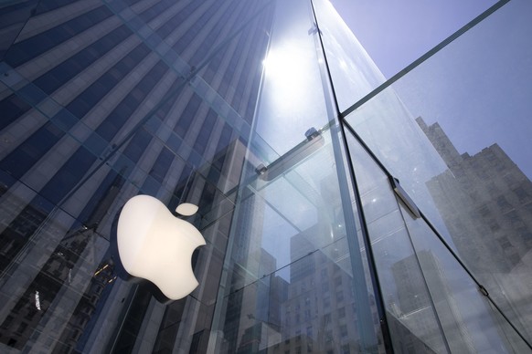 ARCHIV - 16.06.2020, USA, New York: Ein Apple Store auf der Fifth Avenue. Apple-Zulieferer setzen nach Regierungsangaben bei der iPhone-Produktion neben China zunehmend auch auf Indien als Standort. ( ...