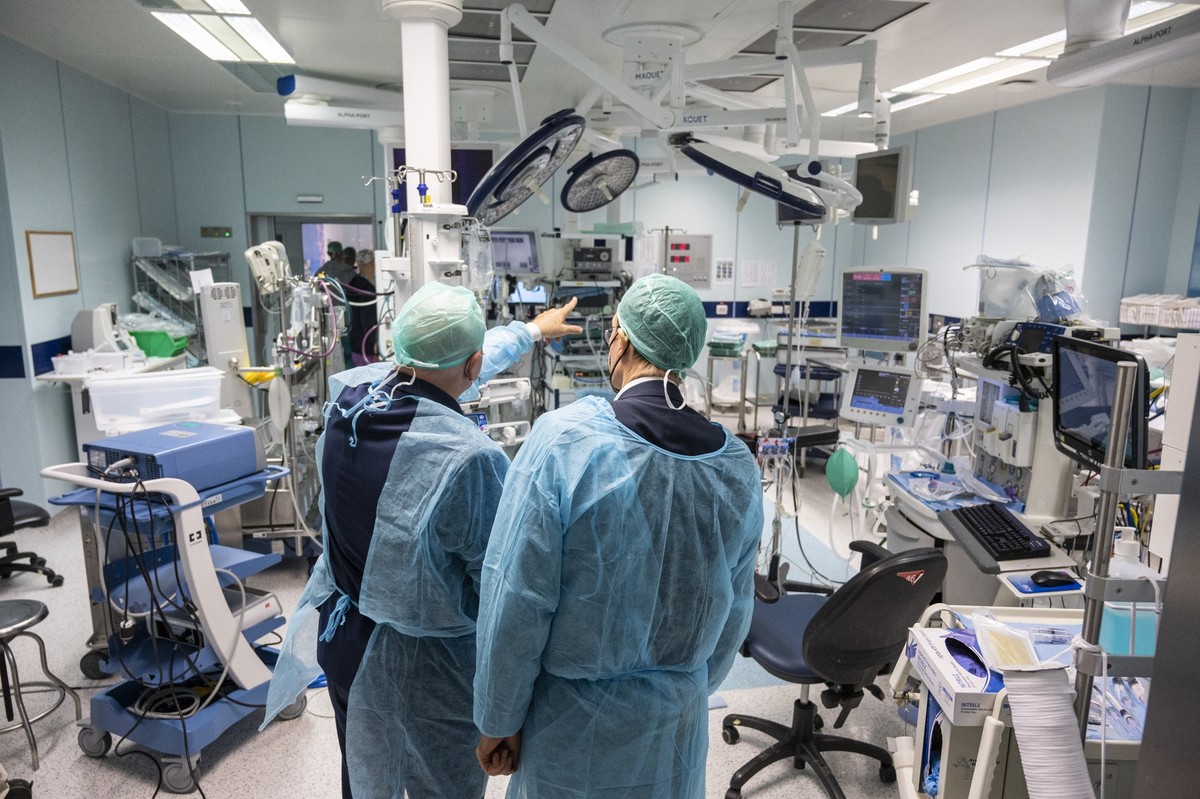 11.09.2022, Israel, Jerusalem: Karl Lauterbach (SPD, r), Bundesgesundheitsminister, steht bei einem Besuch im Hadassah Krankenhaus mit Yoram Weiss, Generaldirektor der Hadassah Medical Organization, m ...