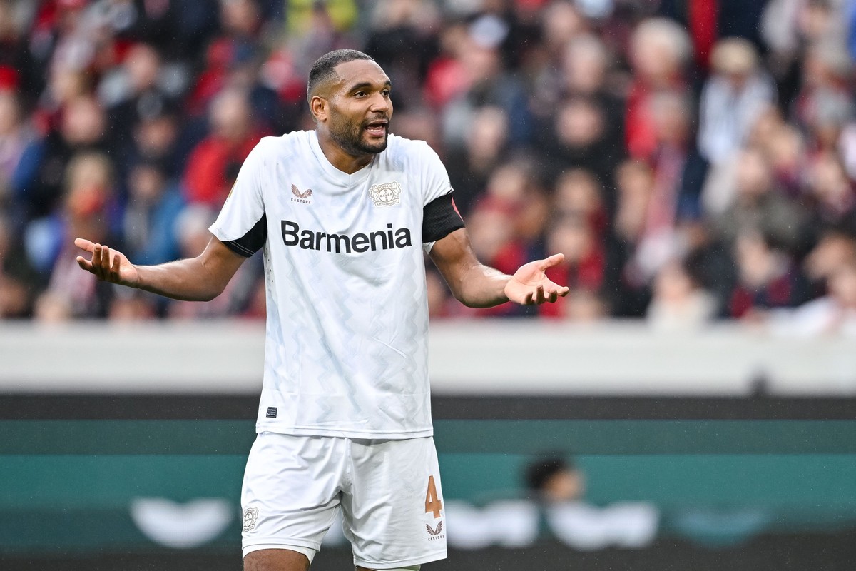 04.05.2025, Baden-Württemberg, Freiburg im Breisgau: Fußball: Bundesliga, SC Freiburg - Bayer Leverkusen, 32. Spieltag, Europa-Park Stadion. Leverkusens Jonathan Tah reagiert im Spiel. Foto: Harry Lan ...