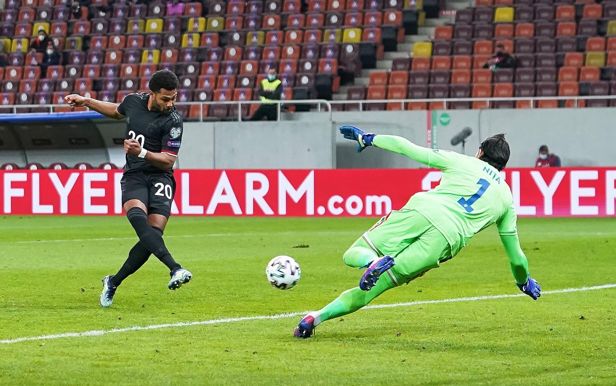 Serge GNABRY, DFB 20 scores, shoots goal , Tor, Treffer, 0-1 against Florin NITA, ROM 1 in the match ROMANIA - GERMANY 0-1 Rum�nien - Deutschland 0-1 Qualification for World Championships 2022, WM Qua ...