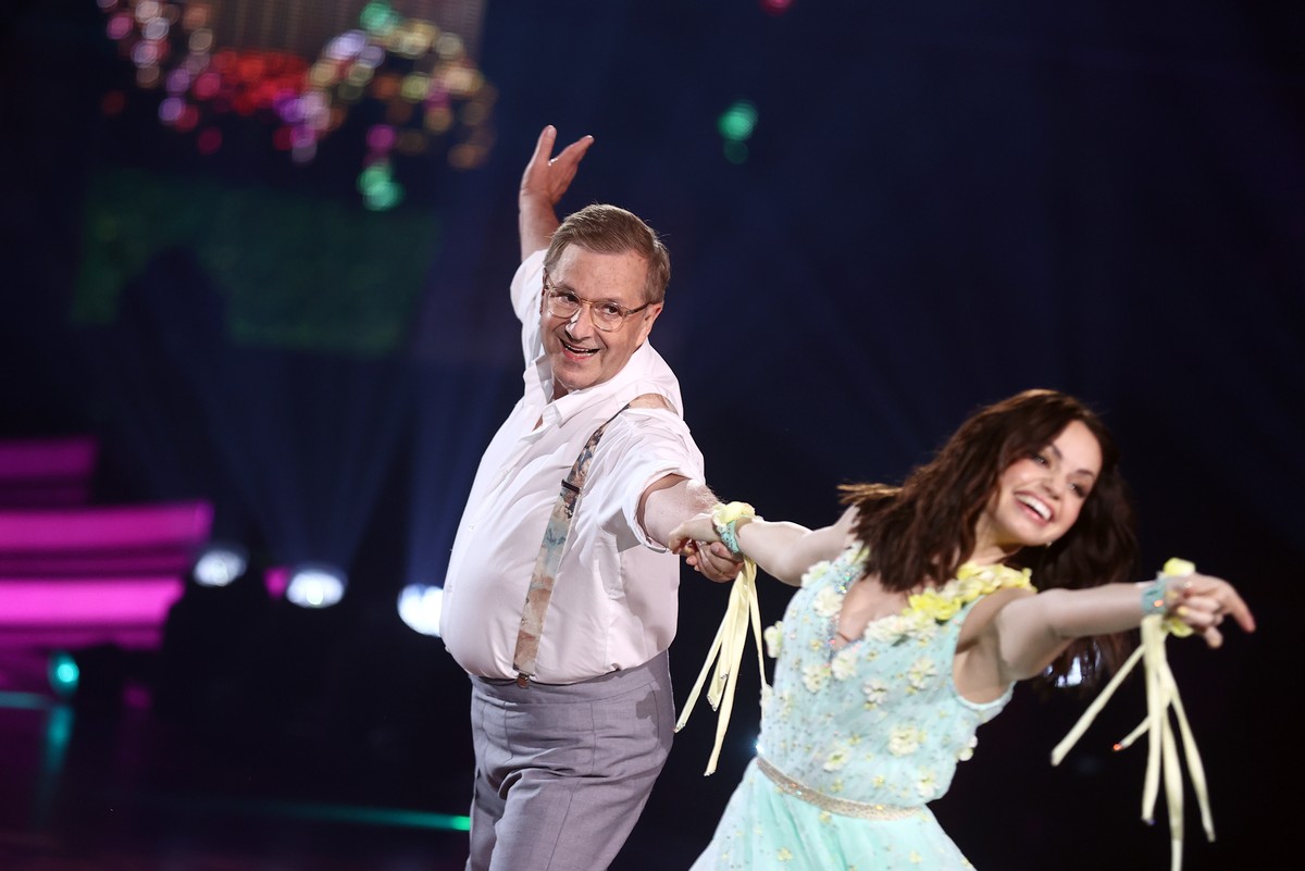 ARCHIV - 09.04.2021, Nordrhein-Westfalen, K�ln: Jan Hofer, Moderator, und Christina Luft, Profit�nzerin, tanzen in der RTL-Show "Let's Dance". Am 31.01.2022 feiert Hofer seinen 70. Gebu ...