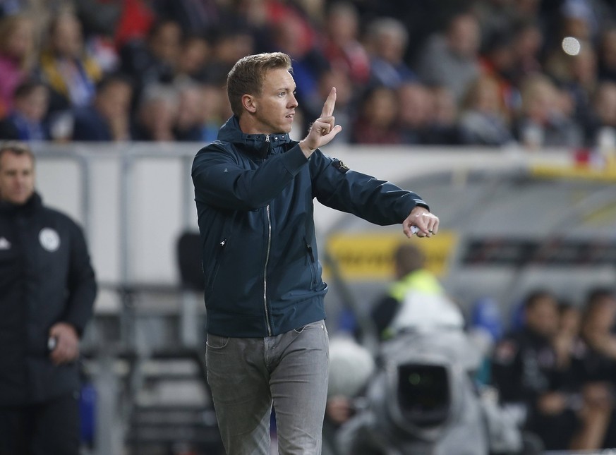 Trainer Julian Nagelsmann (Hoffenh) gibt Anweisung . 1899 Hoffenheim-VfB Stuttgart . Sinsheim, GER, 27.10.2018 , 9. Spieltag, Fussball 1. Bundesliga 2018/2019. *** Coach Julian Nagelsmann Hoffenh give ...