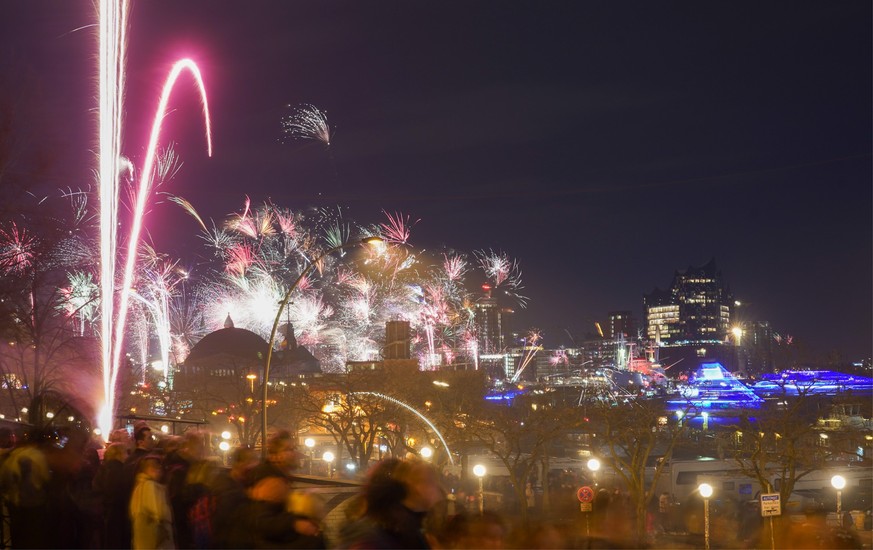 01.01.2023, Hamburg: Buntes Feuerwerk ist am Himmel über der Stadt um Mitternacht zu sehen. Foto: Marcus Brandt/dpa +++ dpa-Bildfunk +++