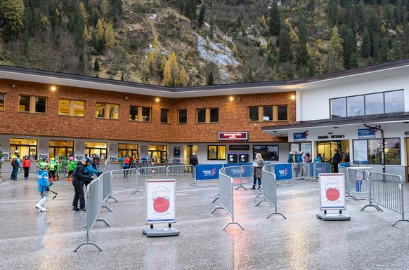 Hintertux THEMENBILD - Wegeleitsystem bei der Talstation der Hintertuxer Gletscherbahnen regelt den taeglichen Andrang der Skitouristen und Trainingsgruppen beim Zugang zu den Liften. Hinweisschilder  ...