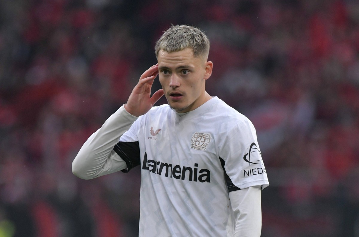04.05.2025, xblx, Fussball 1.Bundesliga, SC Freiburg - Bayer 04 Leverkusen v.l. Florian Wirtz Bayer Leverkusen DFL/DFB REGULATIONS PROHIBIT ANY USE OF PHOTOGRAPHS as IMAGE SEQUENCES and/or QUASI-VIDEO ...