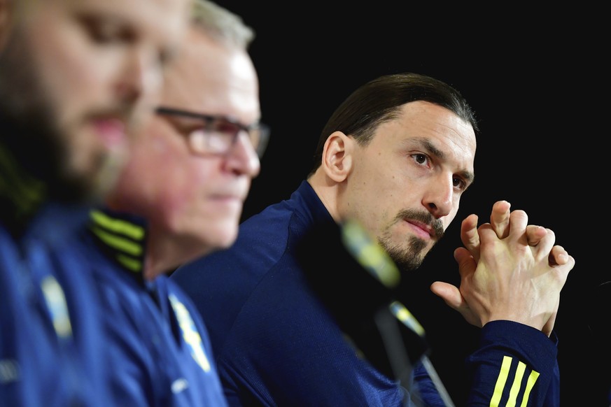 22.03.2021, Schweden, Stockholm: Zlatan Ibrahimovic (r) nimmt an einer Pressekonferenz in der Friends Arena teil. Fast f