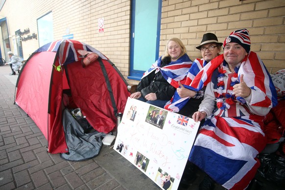 Duchess of Cambridge royal baby 11.04.2018.,England, London - Royal fans outside Lindo Wing of St.Mary s hospital where Duchess of Cambridge will have her third baby. PUBLICATIONxINxGERxSUIxAUTxHUNxON ...