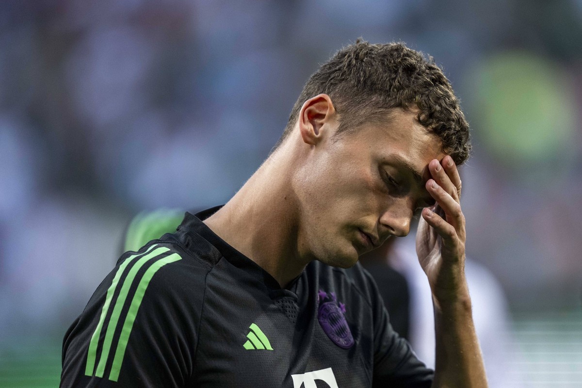 Fu�ball: 1. Bundesliga, Saison 2023/2024, 1. Spieltag, SV Werder Bremen - FC Bayern M�nchen am 18.08.2023 im wohninvest Weserstadion in Bremen. M�nchens Benjamin Pavard fasst sich an die Stirn. WICHTI ...