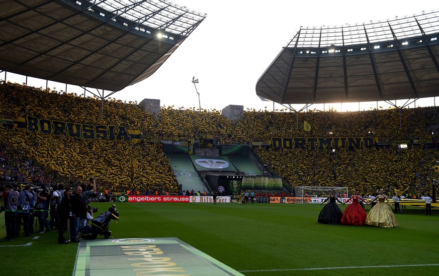 Gleiches Jahr, gleiches Spiel, andere Fans: Die Dortmunder hatten auch die Idee mit dem Fahnenmeer, nur halt in Schwarz und Gelb. Statt eines "stolzen" Spruchs gab's ein schlichtes "Borussia Dortmund" – und am Ende keinen Titel, den schnappten sich die Bayern.