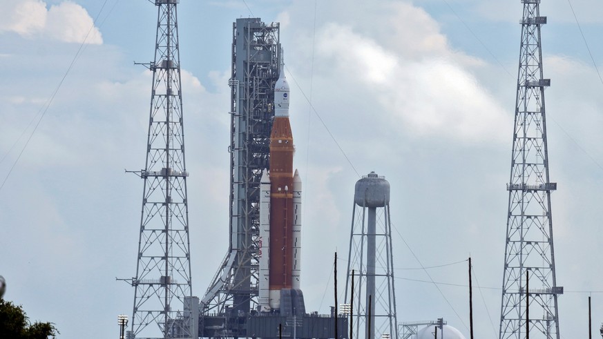 29.08.2022, USA, Cape Canaveral: Die Artemis-Rakete der Nasa steht auf der Startrampe 39B, nachdem der Start abgebrochen wurde. Die US-Weltraumbehörde Nasa hat den Start einer unbemannten Mond-Mission ...