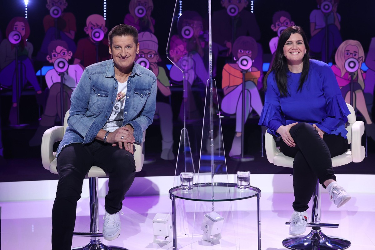 Hartmut Engler mit seinem Superfan Katja.
Die Verwendung des sendungsbezogenen Materials ist nur mit dem Hinweis und Verlinkung auf TVNOW gestattet.