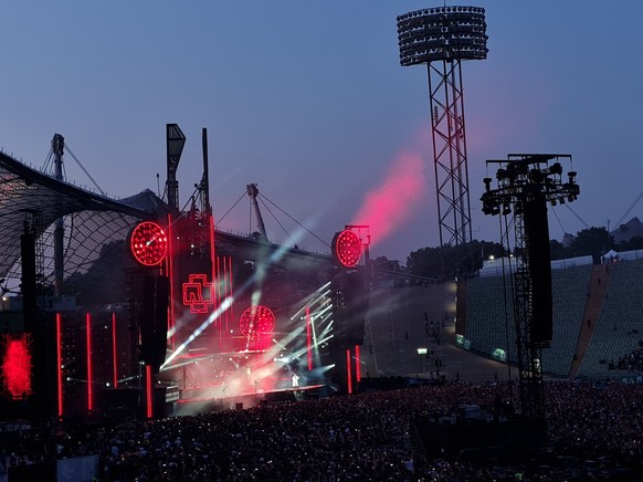 Bei Rammstein war wieder ein Spektakel mit aufwendiger Licht-Show geboten.