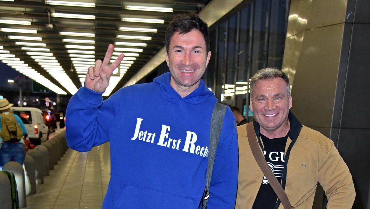 Lucas Cordalis, Peter Klein beim Abflug der ICH BIN EIN STAR - HOLT MICH HIER RAUS Dschungelcamp-Kandidaten nach Australien am Frankfurt International Airport in Frankfurt am Main am 02.01.2023 *** Lu ...