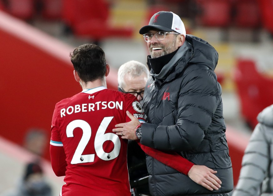 06.12.2020, Gro�britannien, Liverpool: Fu�ball: Premier League, England, 11. Spieltag, FC Liverpool - Wolverhampton Wanderers: Liverpools Andrew Robertson (l) umarmt J�rgen Klopp aus Deutschland, Trai ...