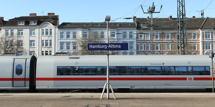 Bahnsteig auf dem Bahnhof Hamburg-Altona. Altona Hamburg *** Platform at the station Hamburg Altona Altona Hamburg
