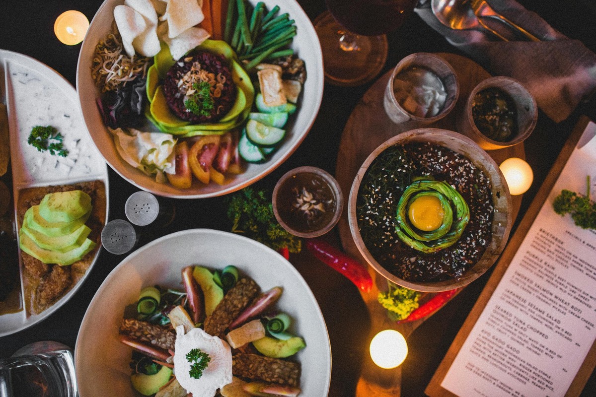 Foto von ROMAN ODINTSOV: https://www.pexels.com/de-de/foto/lebensmittel-essen-teller-salat-4551128/