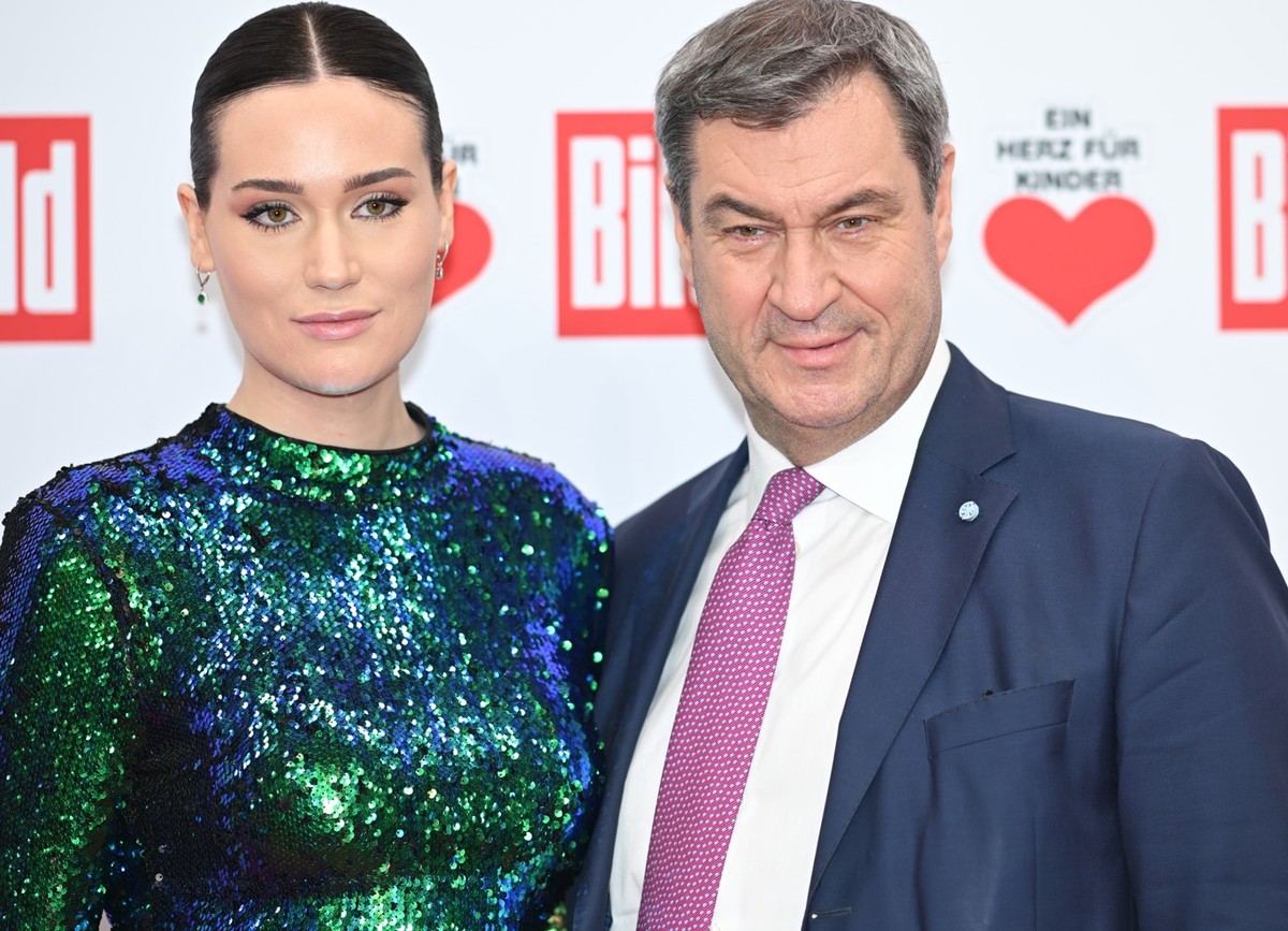 09.12.2023, Berlin: Gloria-Sophie Burkandt mit ihren Vater Markus Söder (CSU), Ministerpräsident von Bayern, stehen auf dem Roten Teppich der TV-Spendengala "Ein Herz für Kinder". Foto: Seba ...