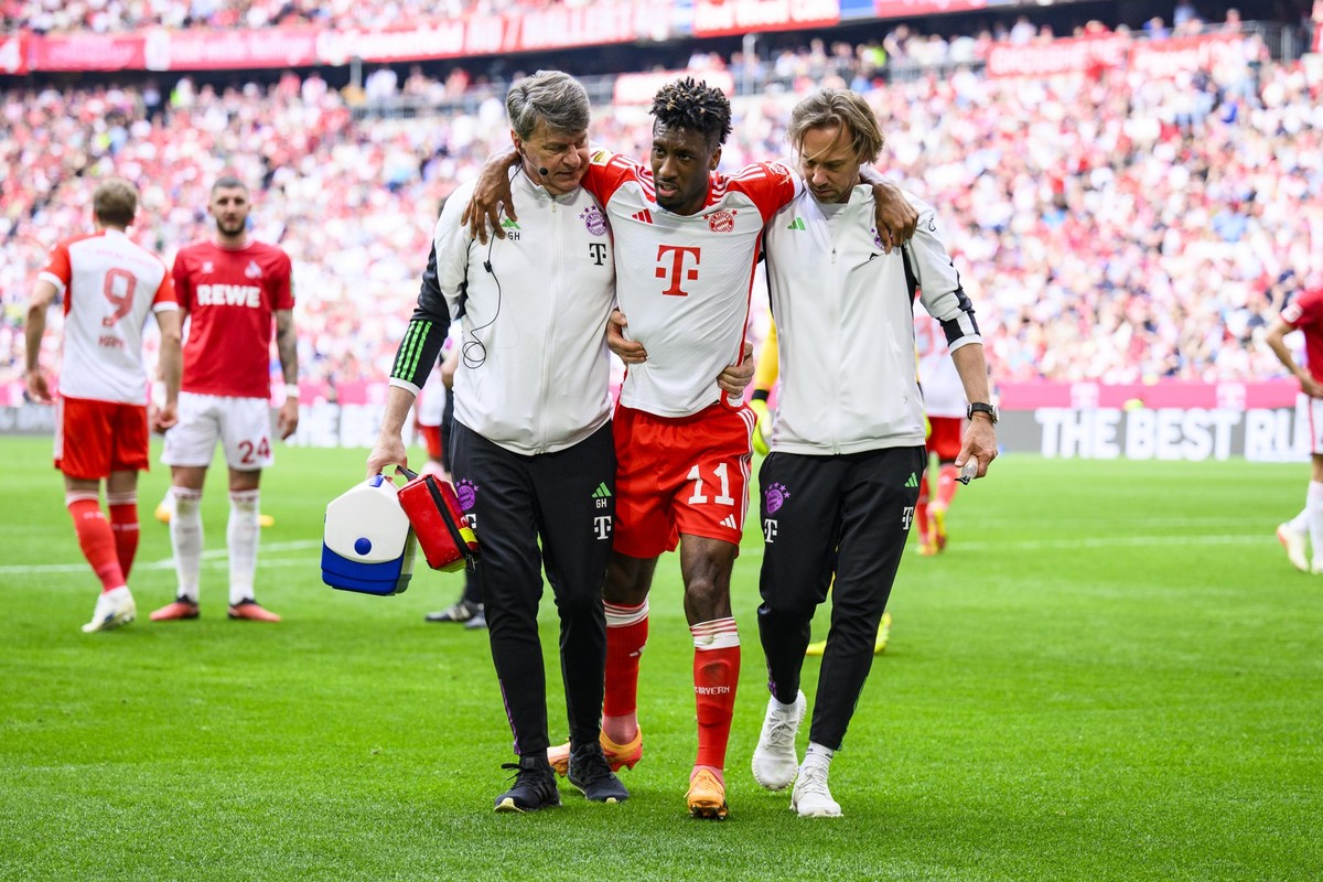 13.04.2024, Bayern, München: Fußball: Bundesliga, Bayern München - 1. FC Köln, 29. Spieltag, Allianz Arena. Münchens Kingsley Coman geht verletzt vom Platz. (zu dpa: «Vor Arsenal: Coman als nächster B ...