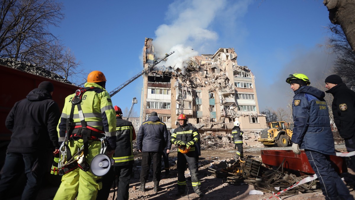 19.11.2025, Ukraine, Ternopil: Rettungskräfte löschen ein Feuer in einem Wohnhaus, das durch einen russischen Angriff in Ternopil beschädigt wurde. Foto: Rostyslav Kovalchuk/AP/dpa +++ dpa-Bildfunk ++ ...
