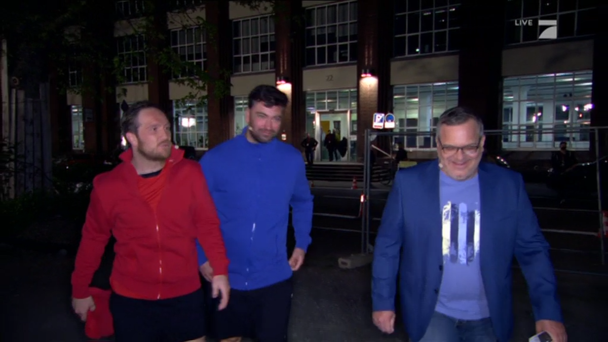 Frederick Lau, Marteria und Elton plaudern auf dem Weg vors Studio.