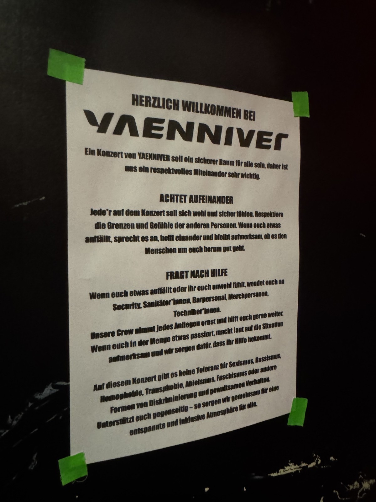 Diese Hinweise hingen an jeder Ecke.