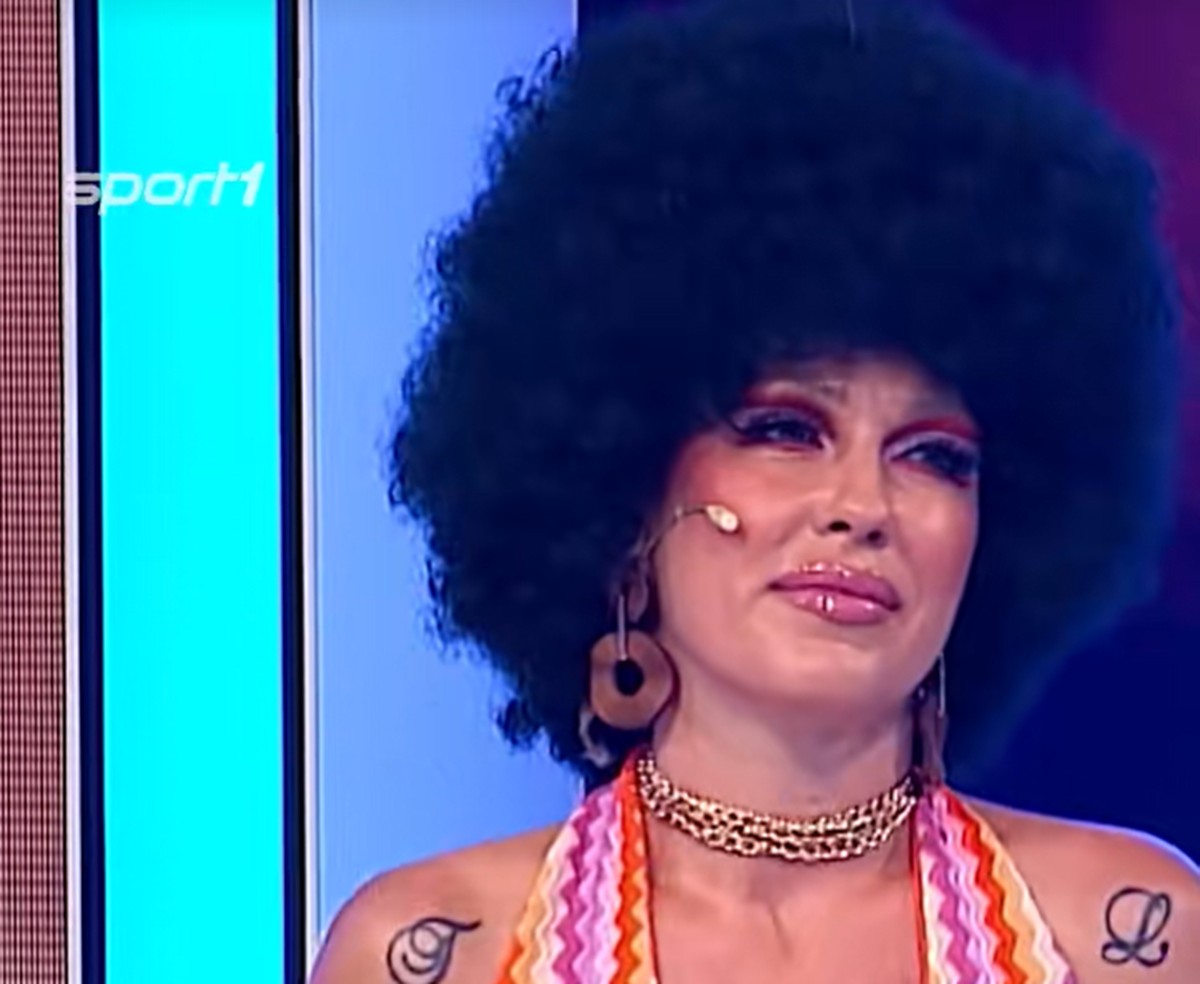 "My Style Rocks"-Teilnehmerin Tina hat sich für ihr 70er-Jahre Outfit einen Afro aufgesetzt.