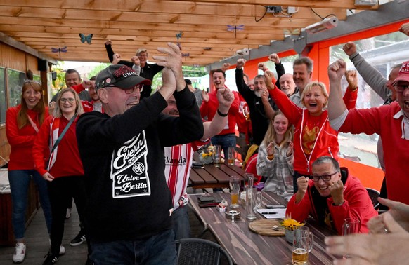 Fussball, Herren, 1. Bundesliga, Saison 2023/24, 1. FC Union Berlin am Tag der Auslosung der Champions League, Der Fanclub Märtyrer verfolgte die Auslosung im Bootshaus Sportdenkmal in Berlin-Grünau,  ...