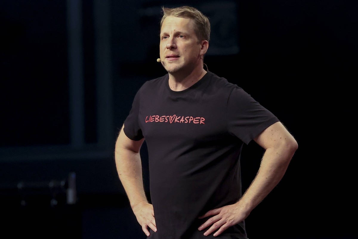Oliver Pocher steht auf der Buehne und praesentiert sein Programm, Der Liebeskasper, Oliver Pocher, Friedrich-Ebert-Halle, 12.05.2024, Ludwigshafen, Deutschland. *** Oliver Pocher is on stage and pres ...