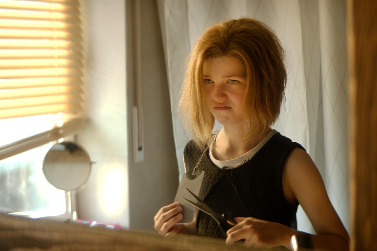 Carl*a (Amadeo*Leo Arndt) bevor sie sich die Haare abschneidet.

Die Verwendung des sendungsbezogenen Materials ist nur mit dem Hinweis und Verlinkung auf RTL+ gestattet.
