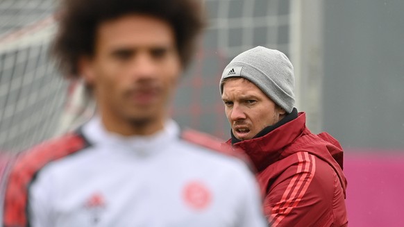 Trainer Julian NAGELSMANN Bayern Muenchen, beobachtet seine Spieler, Portraet,Portrait,Portr