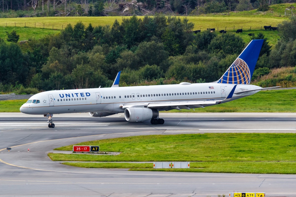 Bergen, Norway - August 18, 2022: United Airlines Boeing 757-200 airplane at Bergen airport (BGO) in Norway. xkwx United, United Airlines, Boeing, airplane, aircraft, airline, airport, aviation, B757, ...