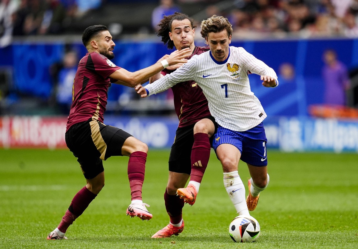 France v Belgium - UEFA EURO, EM, Europameisterschaft,Fussball 2024 - Round of 16 - Dusseldorf Arena France s Antoine Griezmann right battles for the ball with Belgium s Arthur Theate centre and Belgi ...