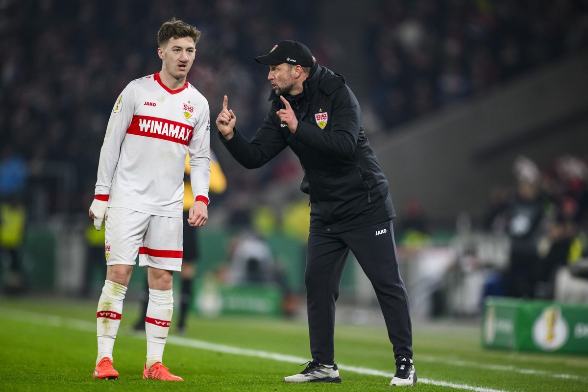 ARCHIV - 04.02.2025, Baden-Württemberg, Stuttgart: Fußball: DFB-Pokal, VfB Stuttgart - FC Augsburg, Viertelfinale, MHPArena. Stuttgarts Trainer Sebastian Hoeneß (r) spricht mit Stuttgarts Angelo Still ...