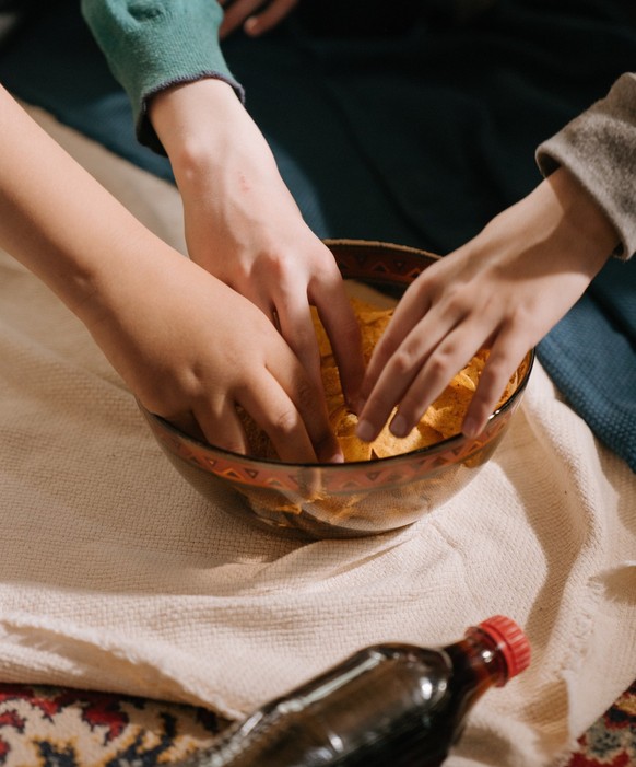 Chips – jede:r liebt sie, aber sie sind nicht nur ungesund, sondern enthalten in den meisten Fällen auch Schadstoffe.