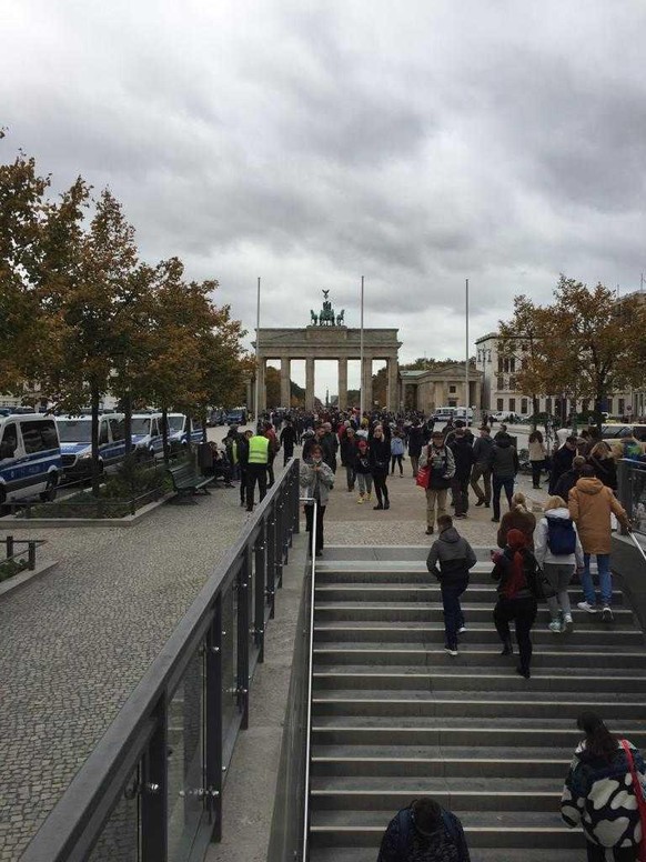 Um 12 Uhr geht es los mit dem zentralen Klimastreik. Demonstrantinnen und Demonstranten sind auf dem Weg zum Startpunkt am Brandenburger Tor.