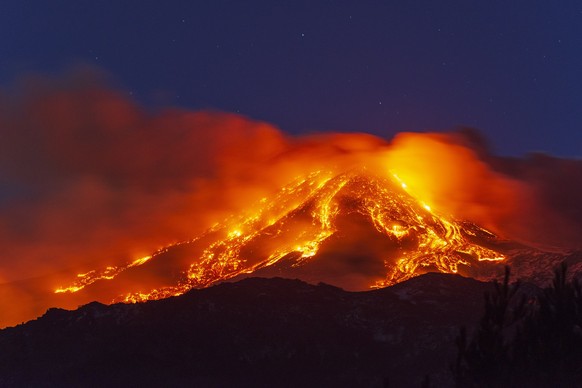 ARCHIV - Lava sprudelt aus dem Ätna. Meist laufen die Ausbrüche des großen Vulkans glimpflich ab. Foto: Salvatore Allegra/AP/dpa-tmn - ACHTUNG: Nur zur redaktionellen Verwendung im Zusammenhang mit de ...