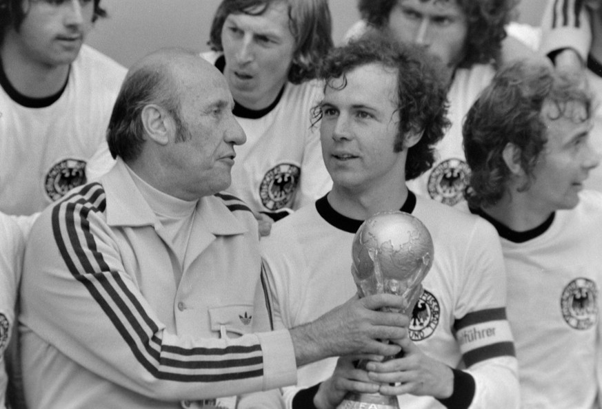 Fussball Weltmeisterschaft 1974 Finale Deutschland - Holland 07.07.1974 Deutschland ist Weltmeister Franz BECKENBAUER re und Bundestrainer Helmut Sch