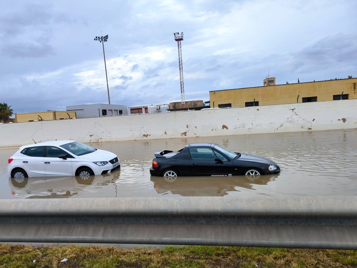 20240611 Unwetter auf Mallorca PALMA, SPAIN - JUNE 11 2024 : Wassermassen am Flughafen in Palma nach Unwetter at - Unwetter auf Mallorca on June 11, 2024 in Palma, . Palma Balearic Islands Spain *** 2 ...
