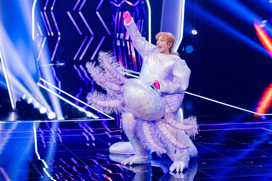 13.11.2021, Nordrhein-Westfalen, K�ln: Andrea Sawatzki, Schauspielerin, steht als enttarnte Figur &quot;Das Axolotl&quot; in der Prosieben-Show &quot;The Masked Singer&quot; auf der B�hne. Foto: Rolf  ...