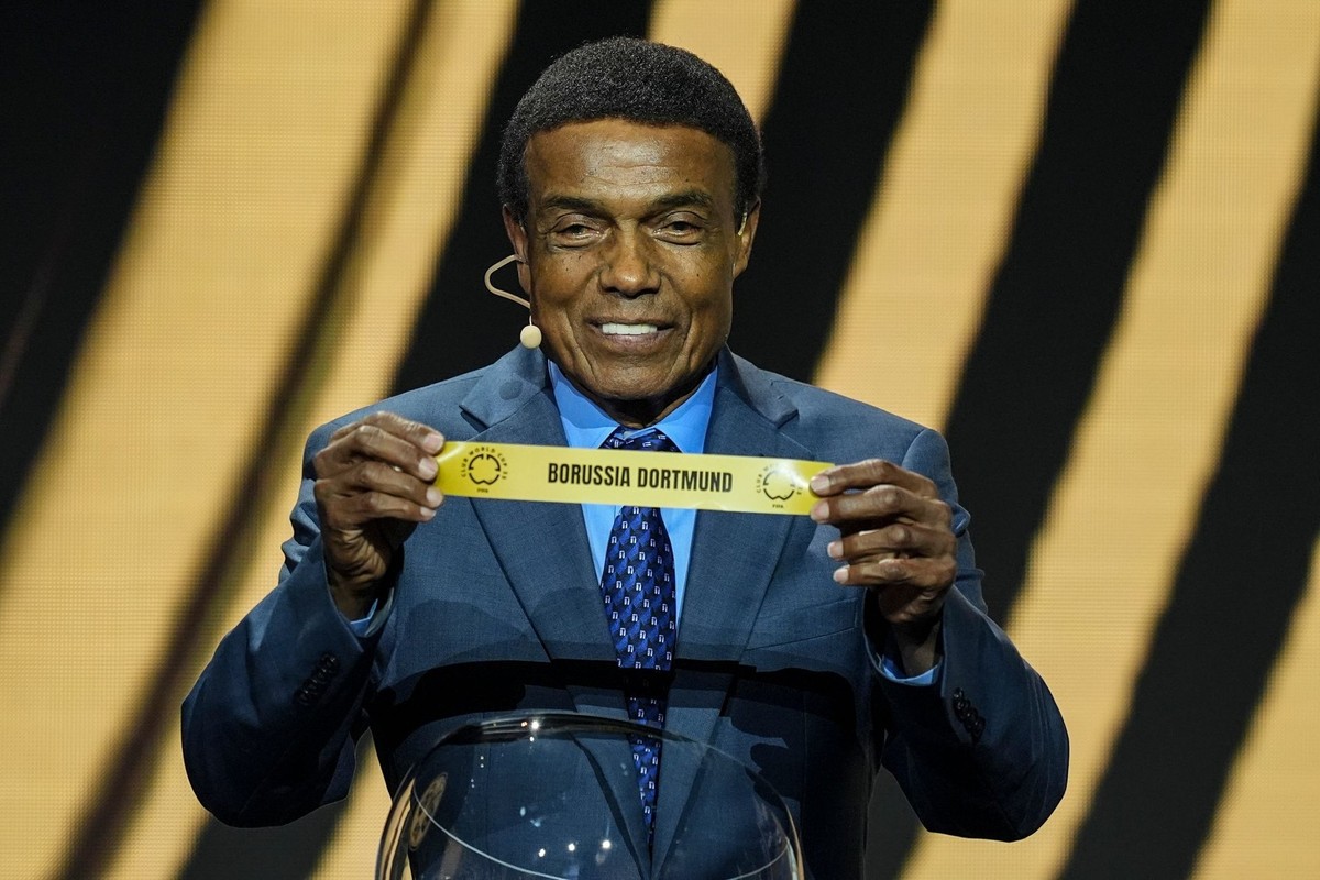 05.12.2024, USA, Miami: Teófilo Cubillas zeigt das Los von Borussia Dortmund während der Auslosung für die FIFA Klub-Weltmeisterschaft 2025. Foto: Rebecca Blackwell/AP/dpa +++ dpa-Bildfunk +++
