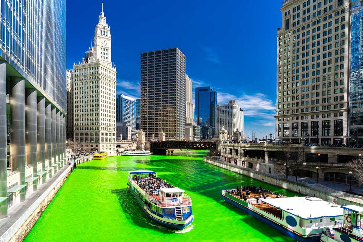 Der Chicago River wird für den St. Patrick's Day knallgrün gefärbt.