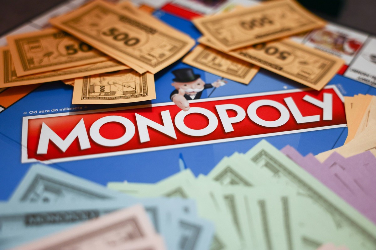 Board Games Photo Illustrations Monopoly board game is seen in this illustration photo taken in Krakow, Poland on January 1, 2025. Krakow Poland PUBLICATIONxNOTxINxFRA Copyright: xJakubxPorzyckix orig ...