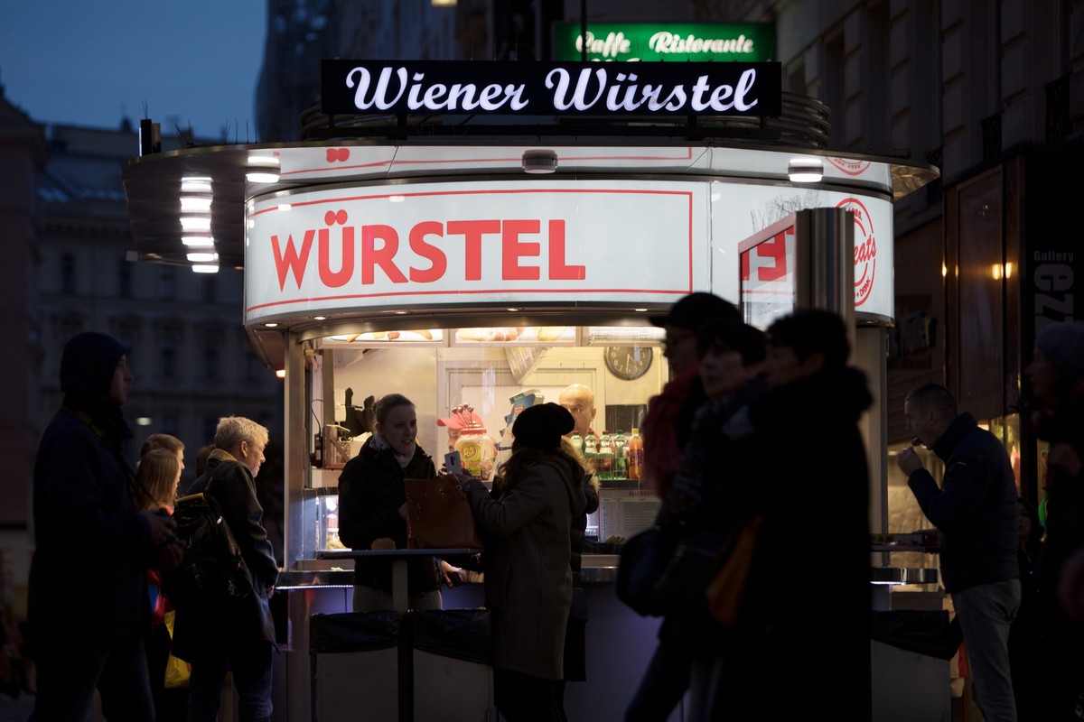 AUSTRIA - VIENNA - LiFE - STYLE ÖSTERREICH WIEN 20191108 Kunden beim traditionellen wiener wurst Imbiss Stand Würstelstand in der Wiener Kärtnerstrasse fotografiert am Abend, 08. November 2019. Der wi ...