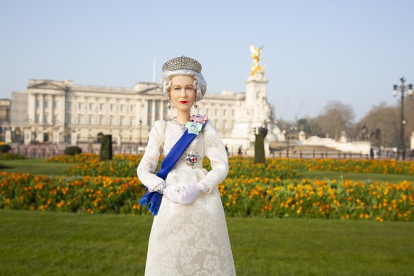 Die Queen-Barbie vor dem Zuhause der echten Queen, dem Buckingham Palace.